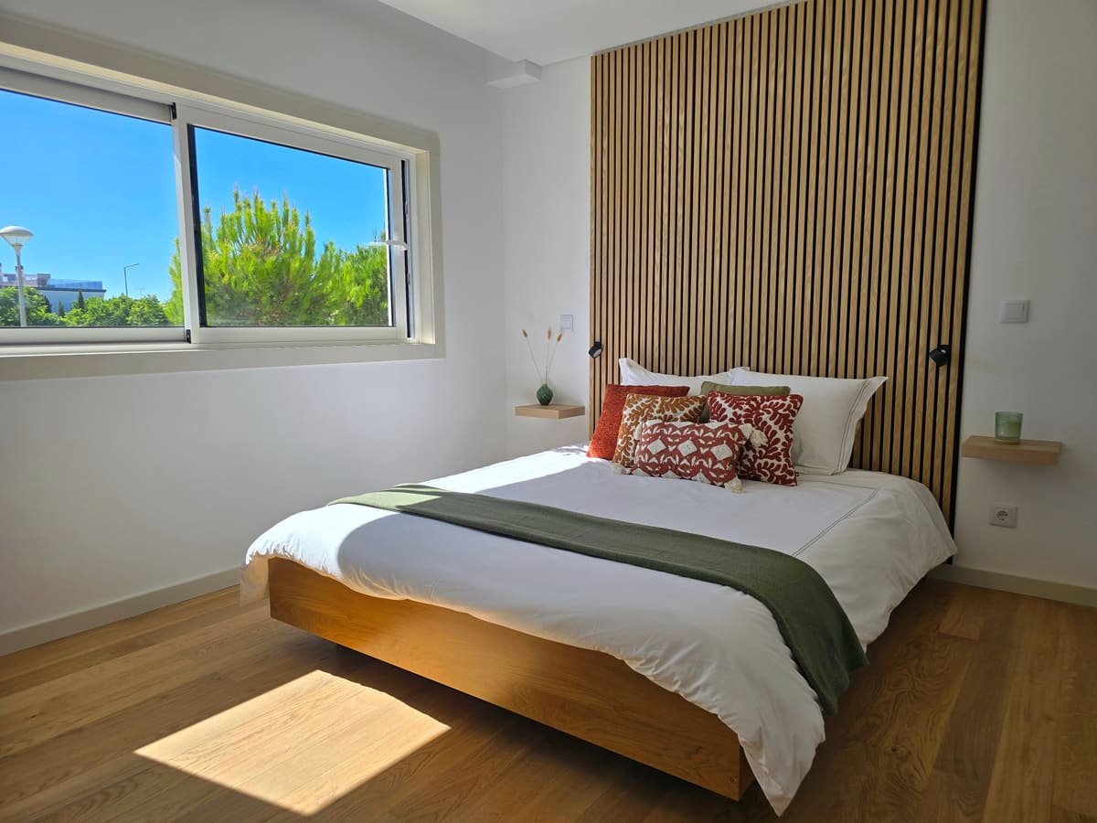 Main bedroom with a queen bed against a slatted oak wall